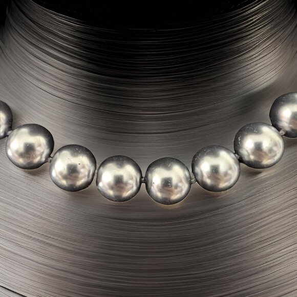 Contemporary Style Vintage Lobster Claw Metallic Pearl Necklace - Picture 3 of 4